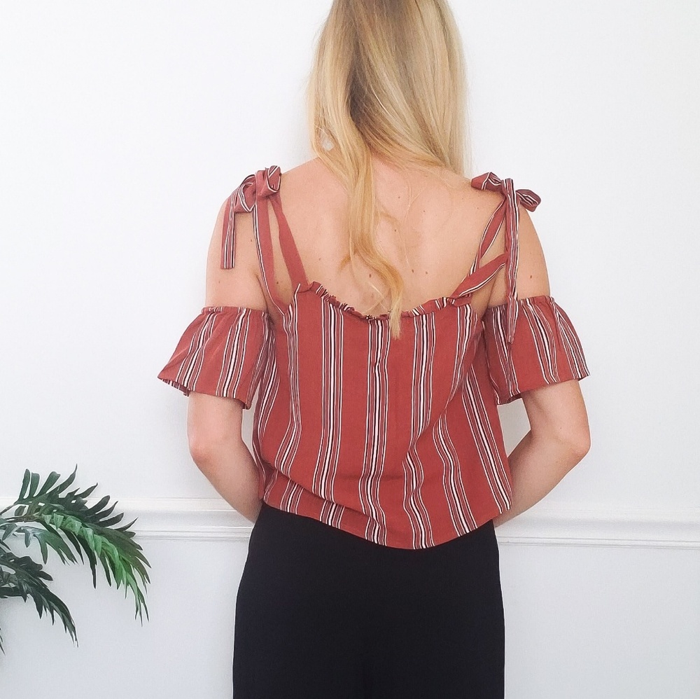 ⬇️ Mauve Striped Cold Shoulder Short Sleeve Top - Picture 2 of 5